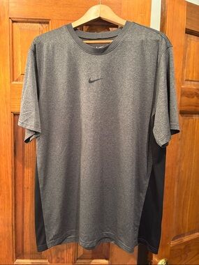 Nike Men's Gray & Black T-Shirt